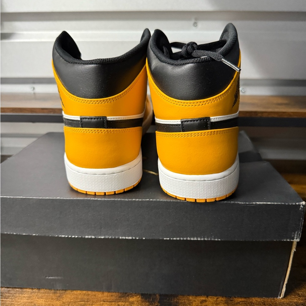 Nike Air Jordan 1 Mid Taxi Yellow Black Athletic Shoes Size 13 Men's 554724-701 - Picture 4 of 7
